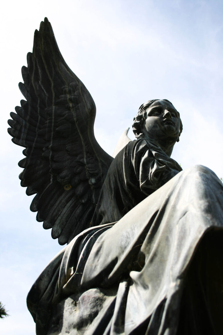 angel sculpture photo by Auguenter